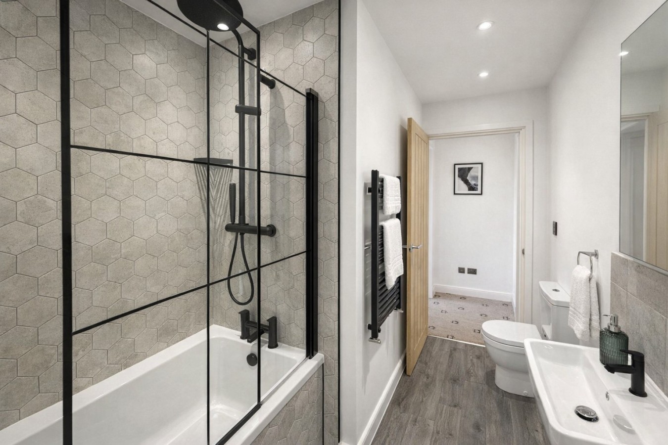 Stunning 4-Bedroom Home Sleeps 6 in Broadway Avenue - Property image 11 - VivreStays