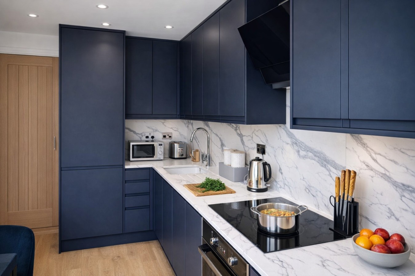 Stunning 4-Bedroom Home Sleeps 6 in Broadway Avenue - Property image 4 - VivreStays