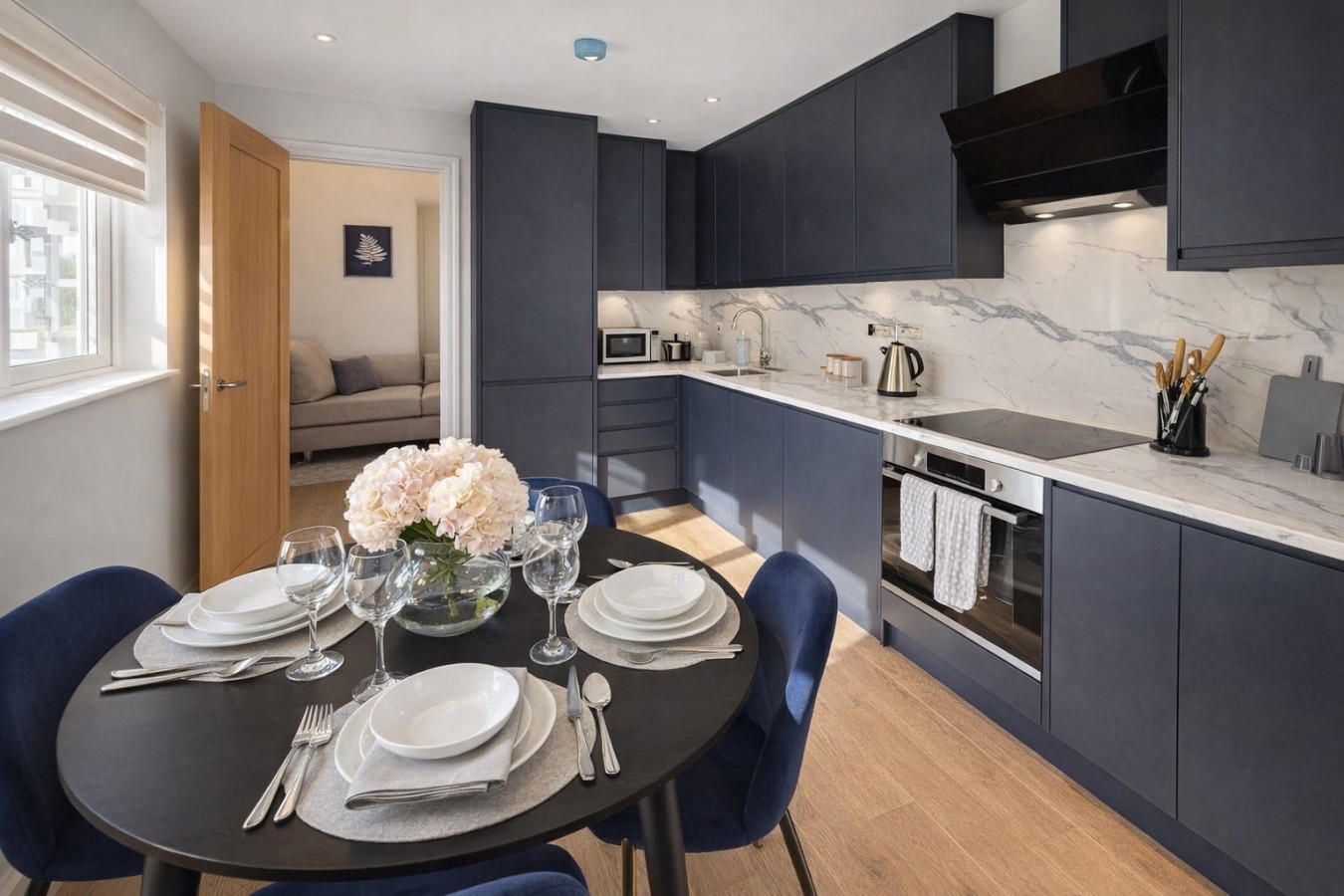 Stunning 4-Bedroom Home Sleeps 6 in Broadway Avenue - Property image 2 - VivreStays