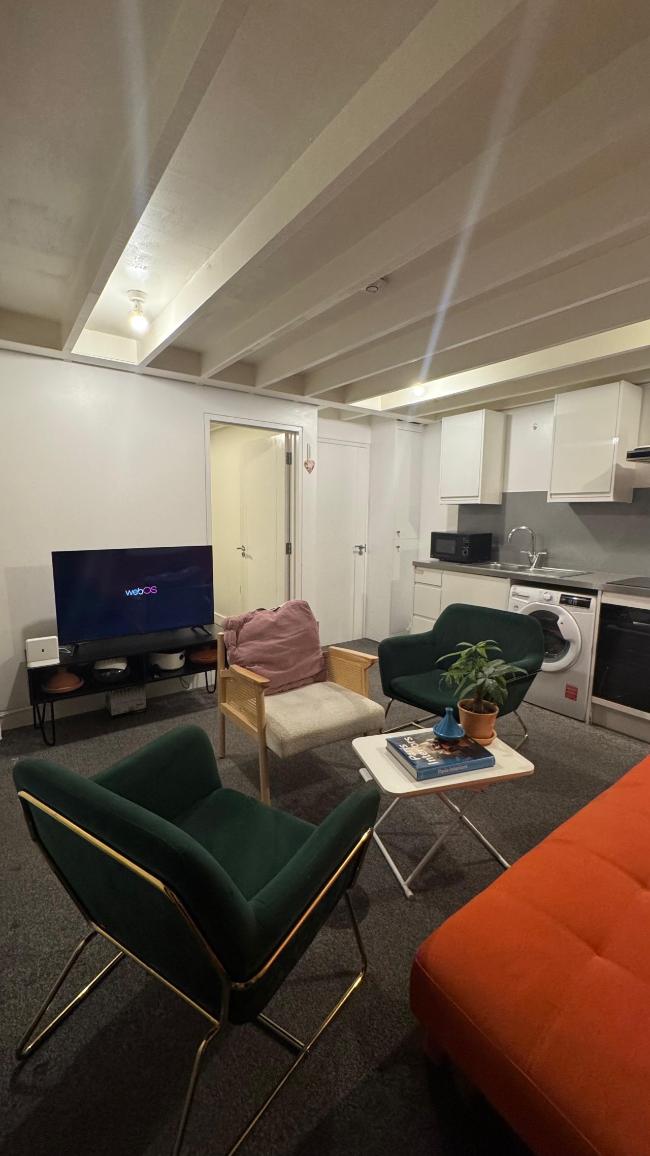 Private 1-Bed Annex with Parking in SE15 6UR, Radnor Road, England, United Kingdom - Property image 2 - VivreStays