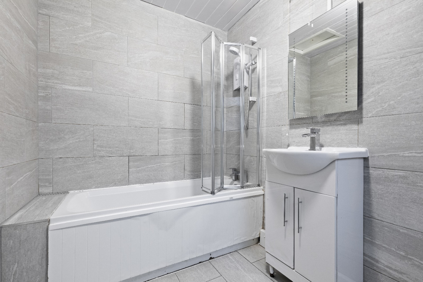 City Centre House, Free Parking, Sleeps up to 13 in Radford Blvd, Radford, Nottingham NG7 3BS, UK - Property image 36 - VivreStays