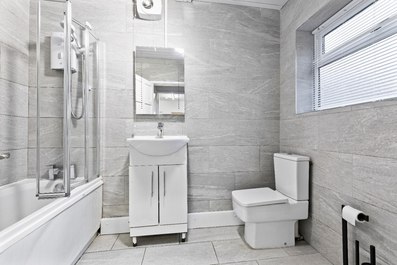 City Centre House, Free Parking, Sleeps up to 13 in Radford Blvd, Radford, Nottingham NG7 3BS, UK - Property image 35 - VivreStays