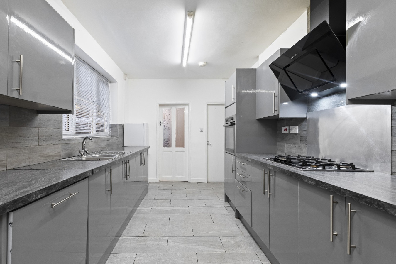 City Centre House, Free Parking, Sleeps up to 13 in Radford Blvd, Radford, Nottingham NG7 3BS, UK - Property image 8 - VivreStays