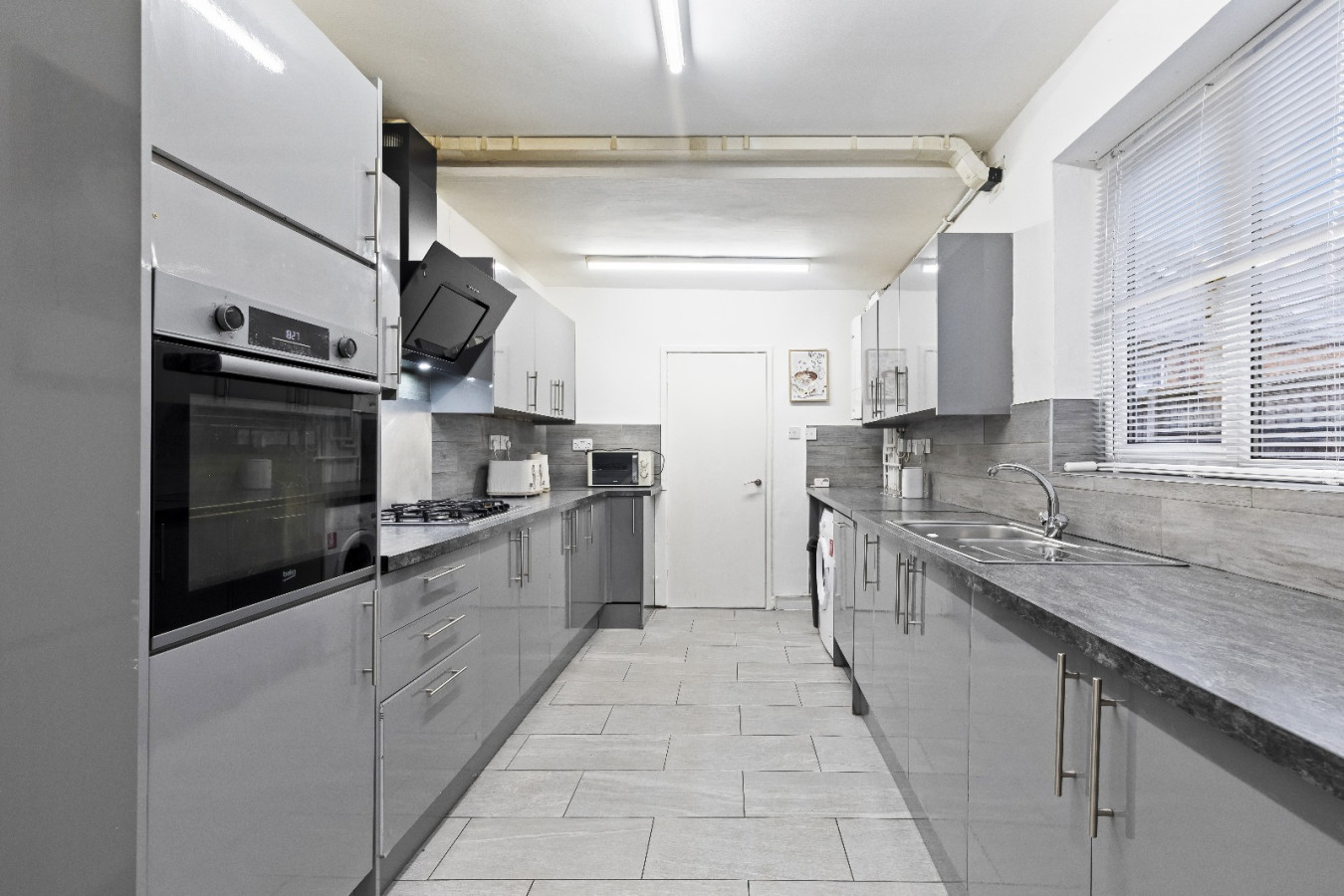 City Centre House, Free Parking, Sleeps up to 13 in Radford Blvd, Radford, Nottingham NG7 3BS, UK - Property image 7 - VivreStays