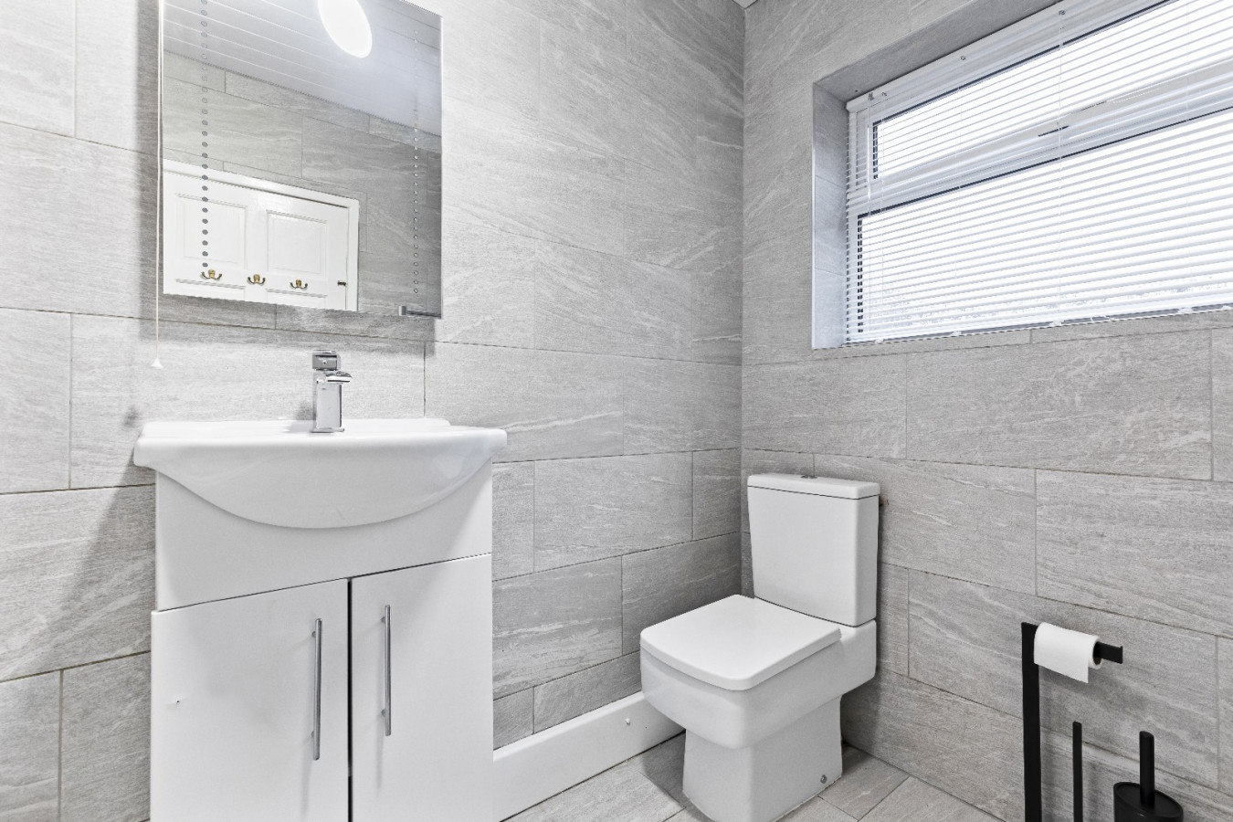 City Centre House, Free Parking, Sleeps up to 13 in Radford Blvd, Radford, Nottingham NG7 3BS, UK - Property image 15 - VivreStays