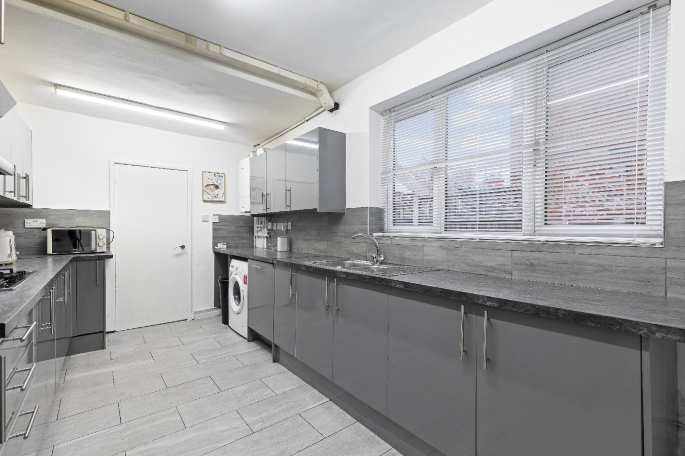 City Centre House, Free Parking, Sleeps up to 13 in Radford Blvd, Radford, Nottingham NG7 3BS, UK - Property image 11 - VivreStays