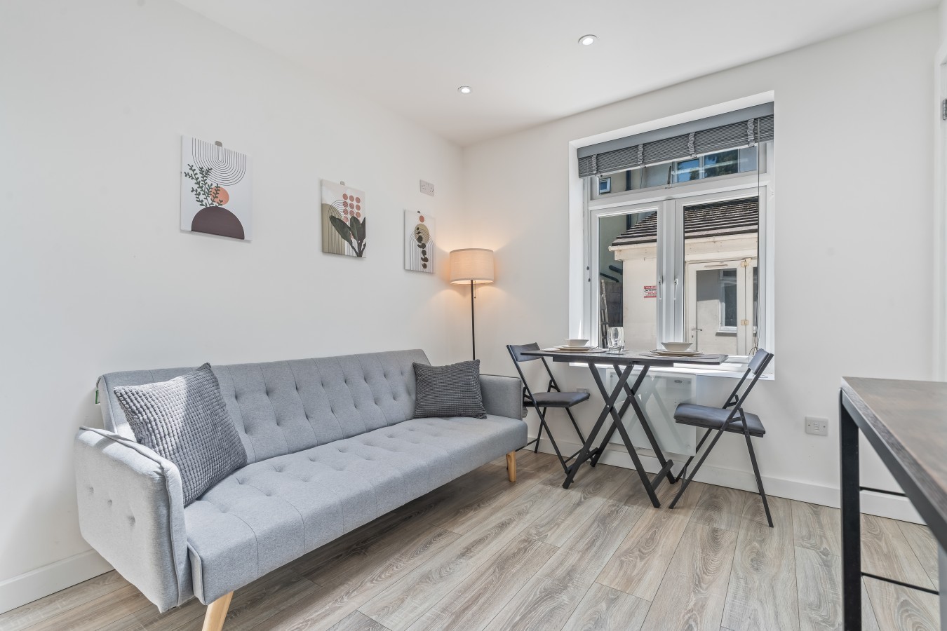 Modern Annex with Free Parking in 64 Burnside Rd, Dagenham RM8 1XD, UK - Property image 4 - VivreStays