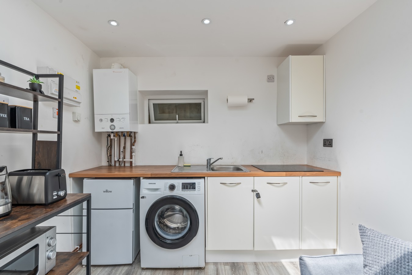 Modern Annex with Free Parking in 64 Burnside Rd, Dagenham RM8 1XD, UK - Property image 12 - VivreStays