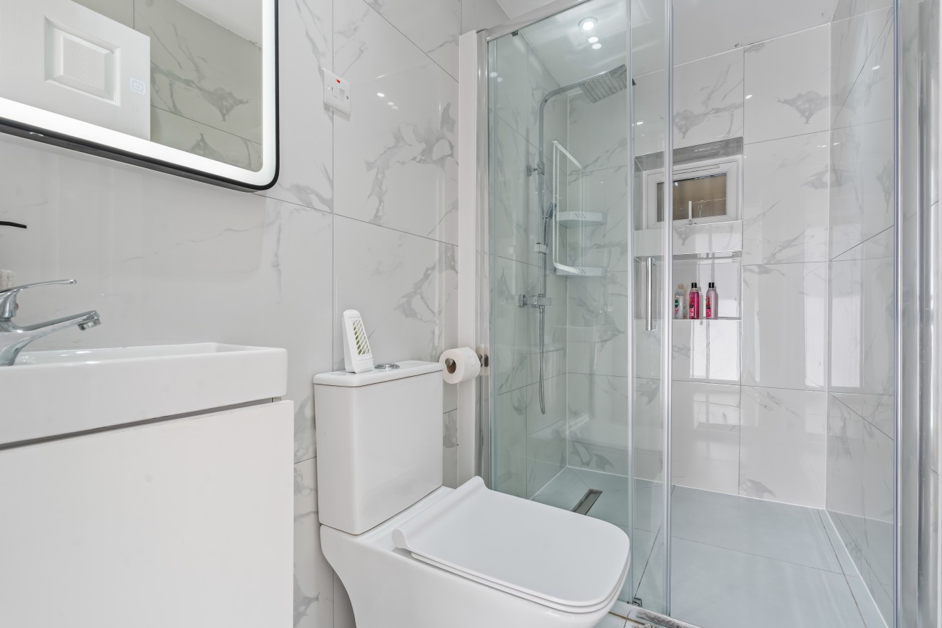 Modern Annex with Free Parking in 64 Burnside Rd, Dagenham RM8 1XD, UK - Property image 7 - VivreStays