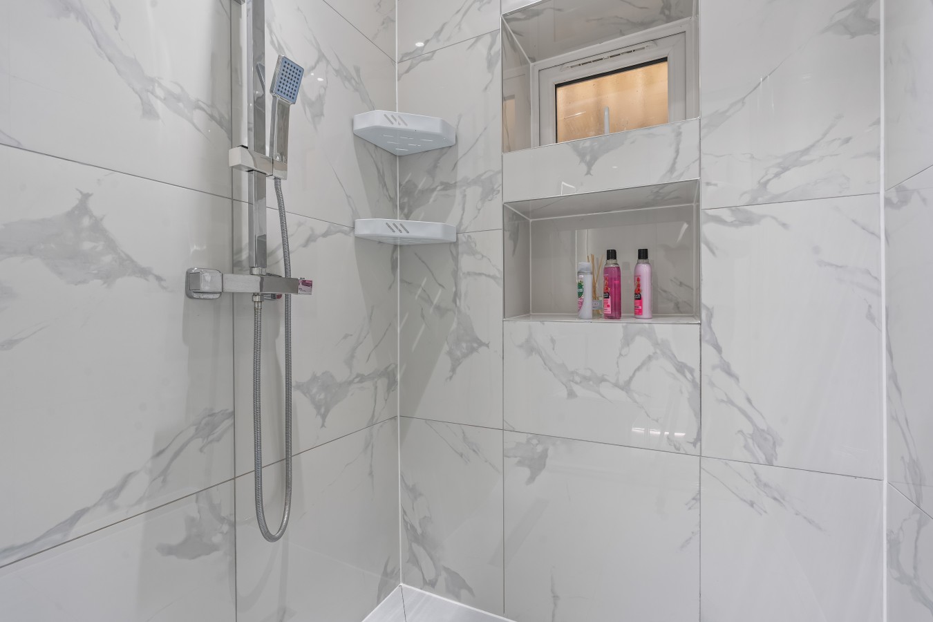 Modern Annex with Free Parking in 64 Burnside Rd, Dagenham RM8 1XD, UK - Property image 10 - VivreStays