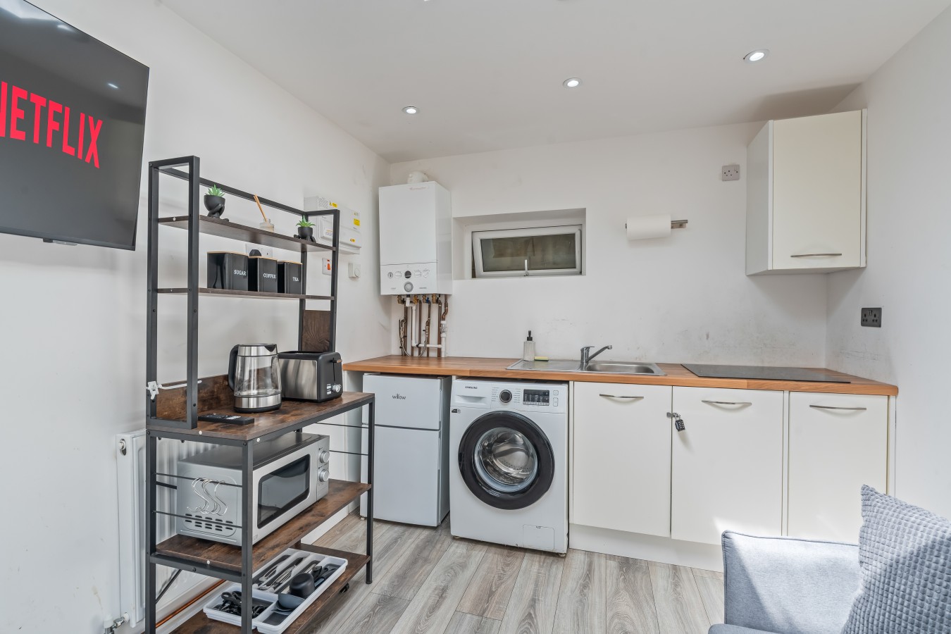 Modern Annex with Free Parking in 64 Burnside Rd, Dagenham RM8 1XD, UK - Property image 11 - VivreStays