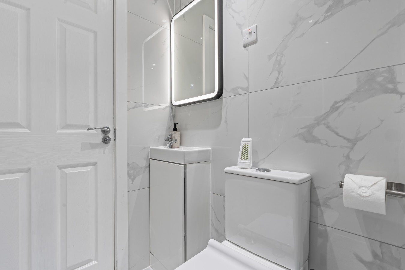 Modern Annex with Free Parking in 64 Burnside Rd, Dagenham RM8 1XD, UK - Property image 8 - VivreStays