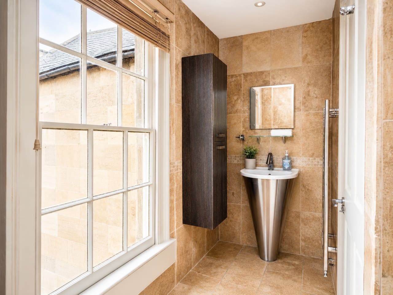 Rustic 2-Bed Bath Home | Sleeps 5 in Beaufort Lodge, London Rd, Bath BA1 6QB, UK - Property image 10 - VivreStays