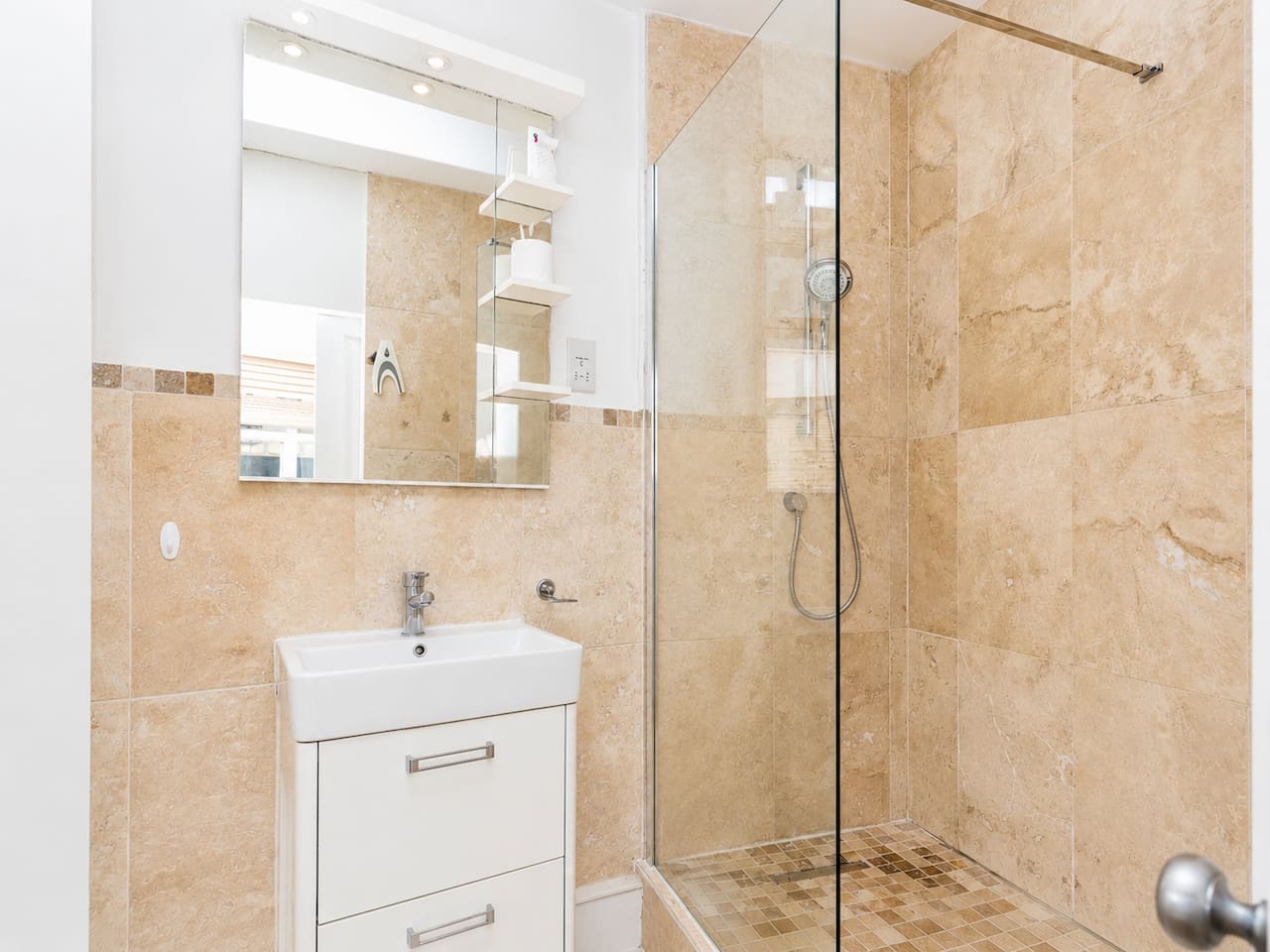 Rustic 2-Bed Bath Home | Sleeps 5 in Beaufort Lodge, London Rd, Bath BA1 6QB, UK - Property image 16 - VivreStays