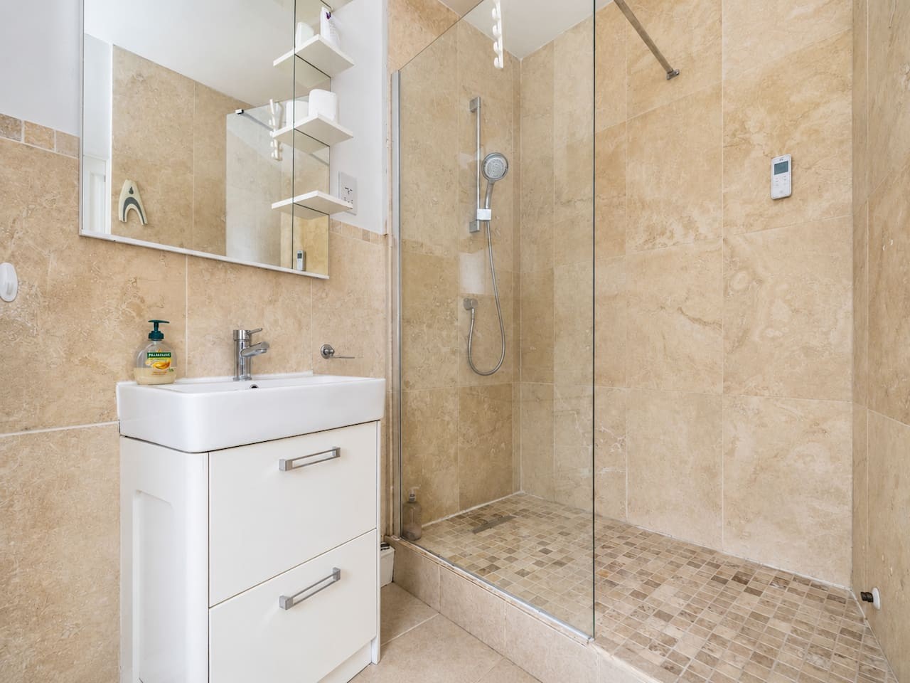 Rustic 2-Bed Bath Home | Sleeps 5 in Beaufort Lodge, London Rd, Bath BA1 6QB, UK - Property image 17 - VivreStays