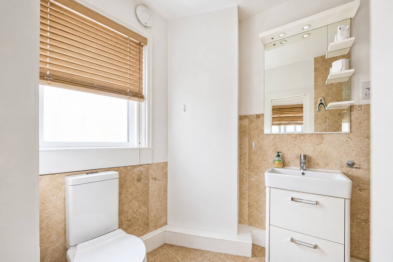 Rustic 2-Bed Bath Home | Sleeps 5 in Beaufort Lodge, London Rd, Bath BA1 6QB, UK - Property image 15 - VivreStays