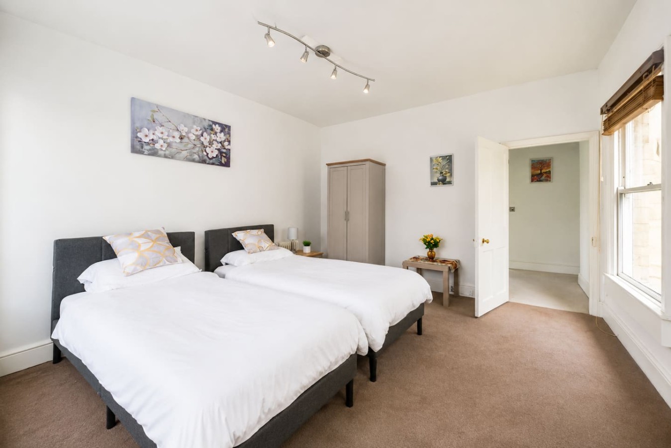 Rustic 2-Bed Bath Home | Sleeps 5 in Beaufort Lodge, London Rd, Bath BA1 6QB, UK - Property image 8 - VivreStays