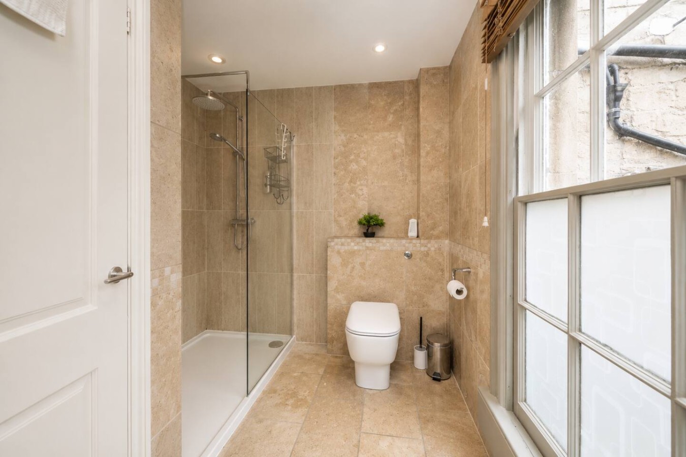 Rustic 2-Bed Bath Home | Sleeps 5 in Beaufort Lodge, London Rd, Bath BA1 6QB, UK - Property image 9 - VivreStays