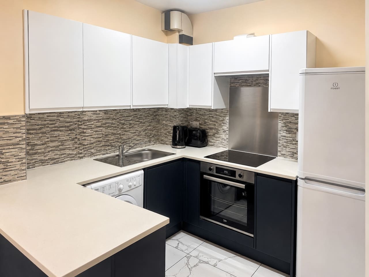 Modern 1-Bed Leicester Flat | Workspace & Garden in Gainsborough Road - Property image 4 - VivreStays
