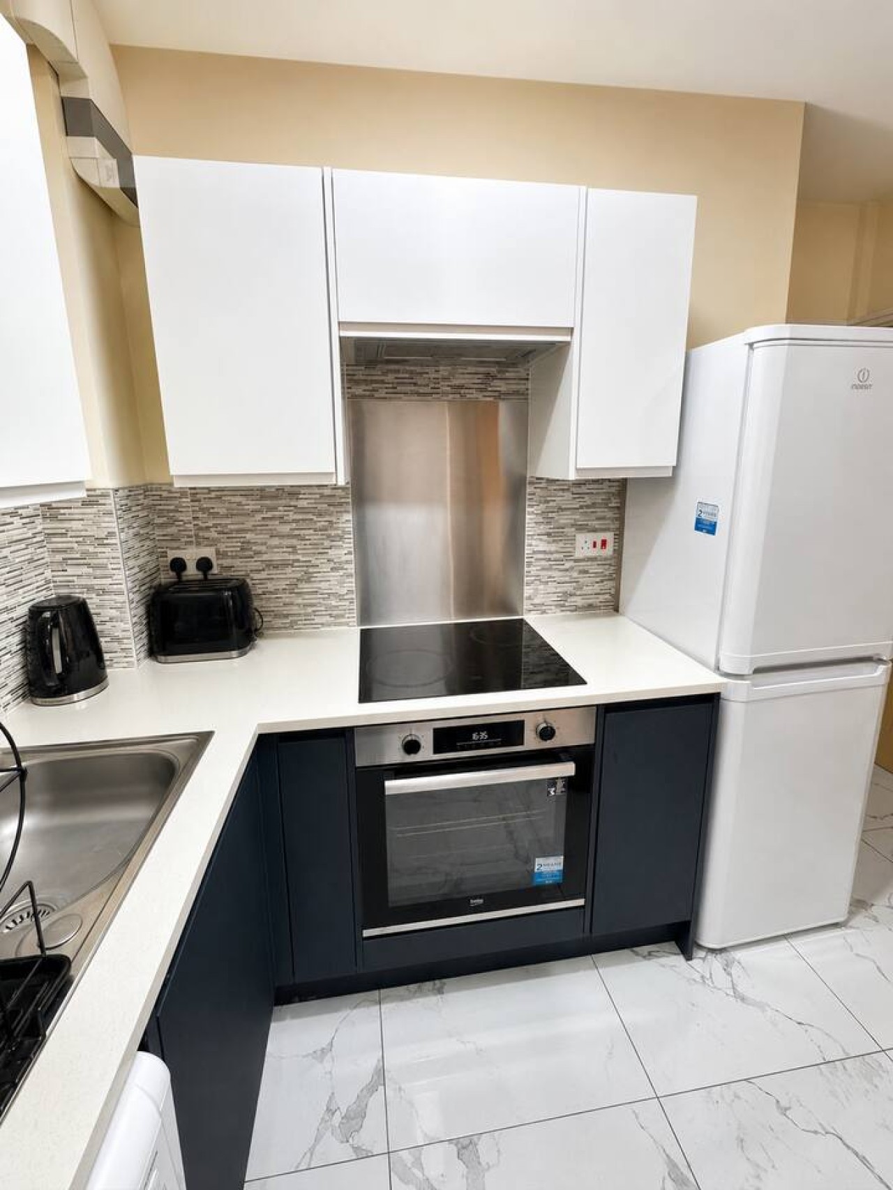 Modern 1-Bed Leicester Flat | Workspace & Garden in Gainsborough Road - Property image 6 - VivreStays