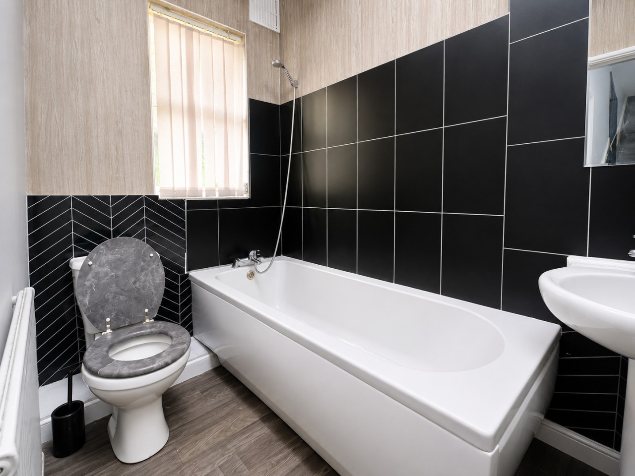 3BR Contractor Stay | Free Parking | Near Manchester in 298 Nel Pan Ln, Leigh WN7 5LJ, UK - Property image 3 - VivreStays