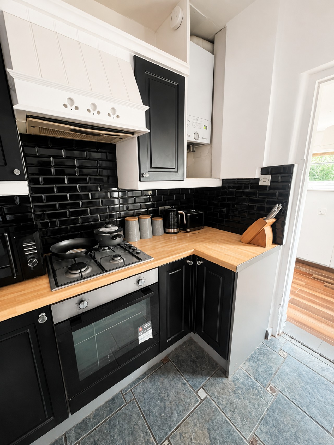 3BR Contractor Stay | Free Parking | Near Manchester in 298 Nel Pan Ln, Leigh WN7 5LJ, UK - Property image 4 - VivreStays