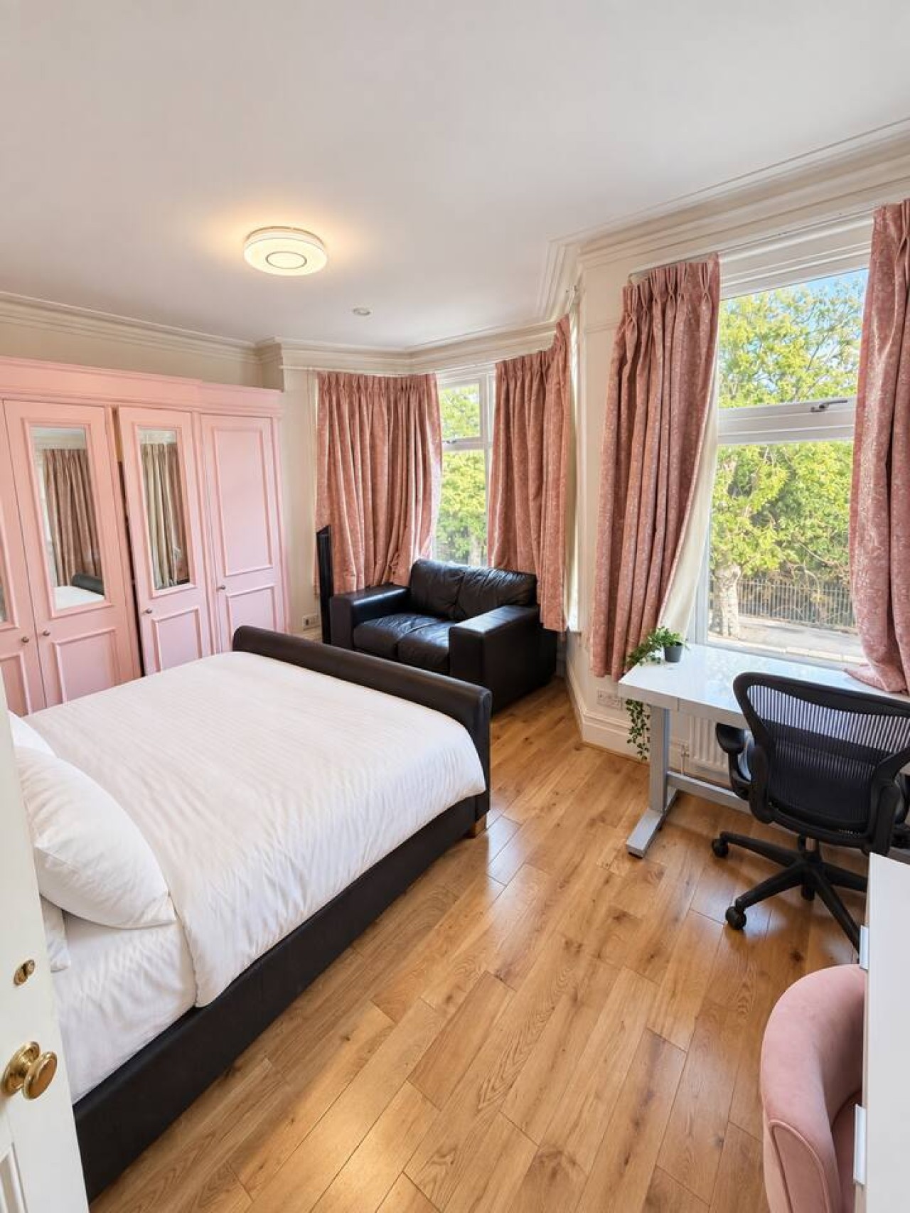 Wimbledon 3-Bed | Private Garden, Sleeps 6 in Strathearn Road - Property image 6 - VivreStays