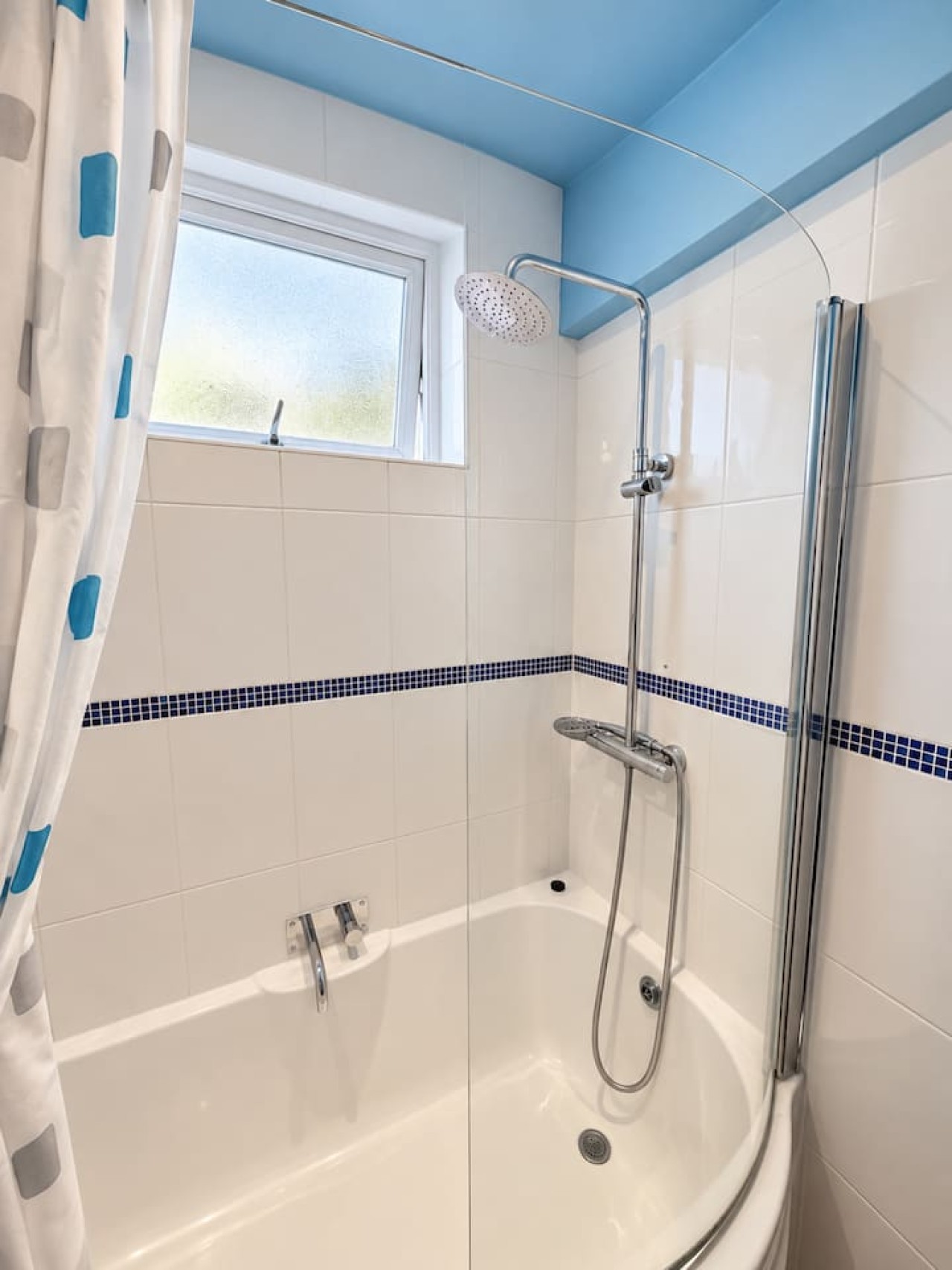 Wimbledon 3-Bed | Private Garden, Sleeps 6 in Strathearn Road - Property image 21 - VivreStays
