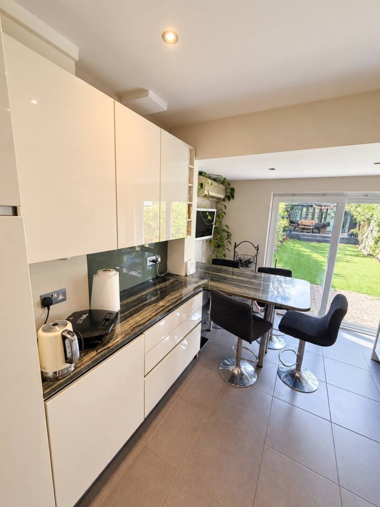 Wimbledon 3-Bed | Private Garden, Sleeps 6 in Strathearn Road - Property image 7 - VivreStays