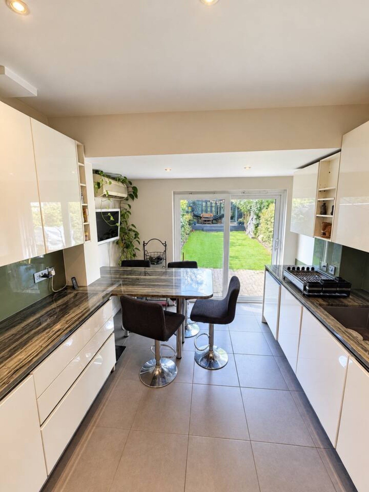 Wimbledon 3-Bed | Private Garden, Sleeps 6 in Strathearn Road - Property image 9 - VivreStays