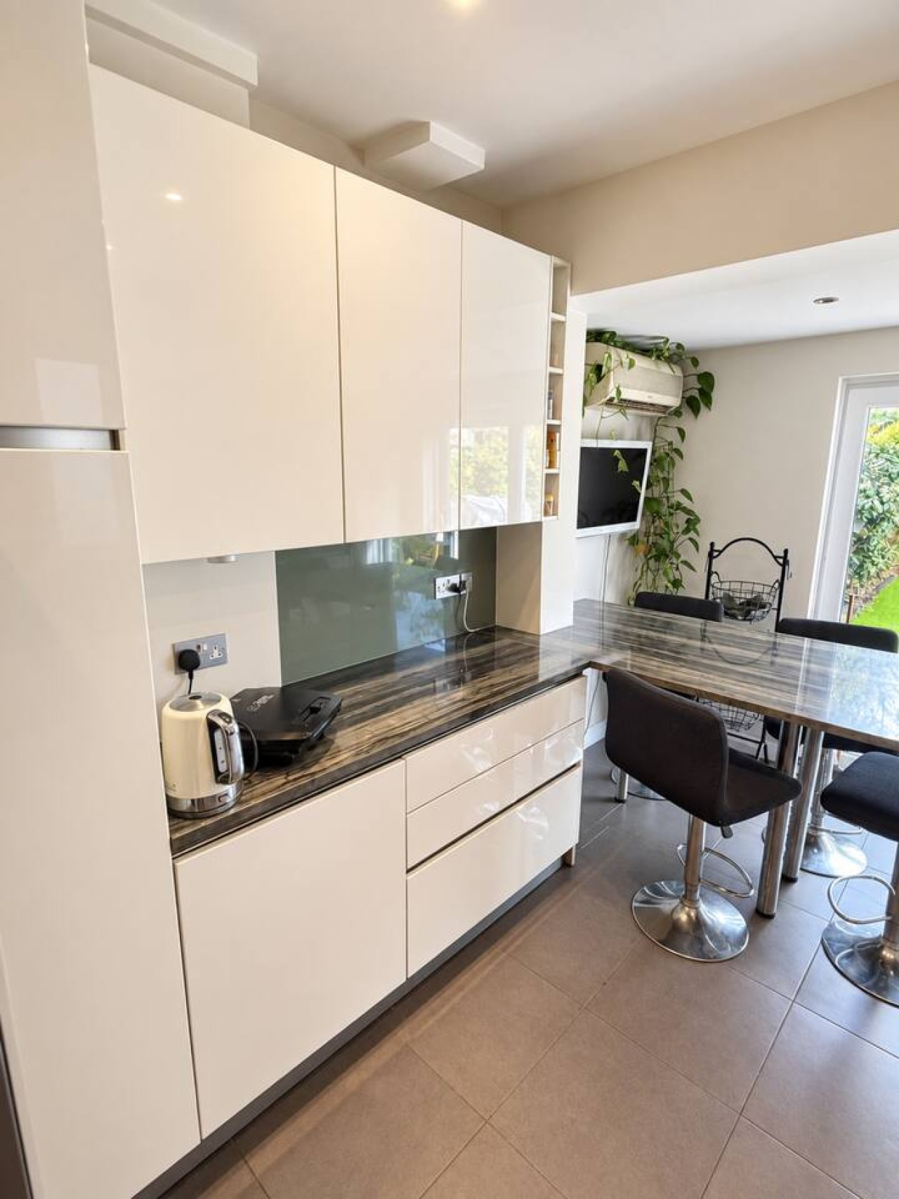 Wimbledon 3-Bed | Private Garden, Sleeps 6 in Strathearn Road - Property image 5 - VivreStays