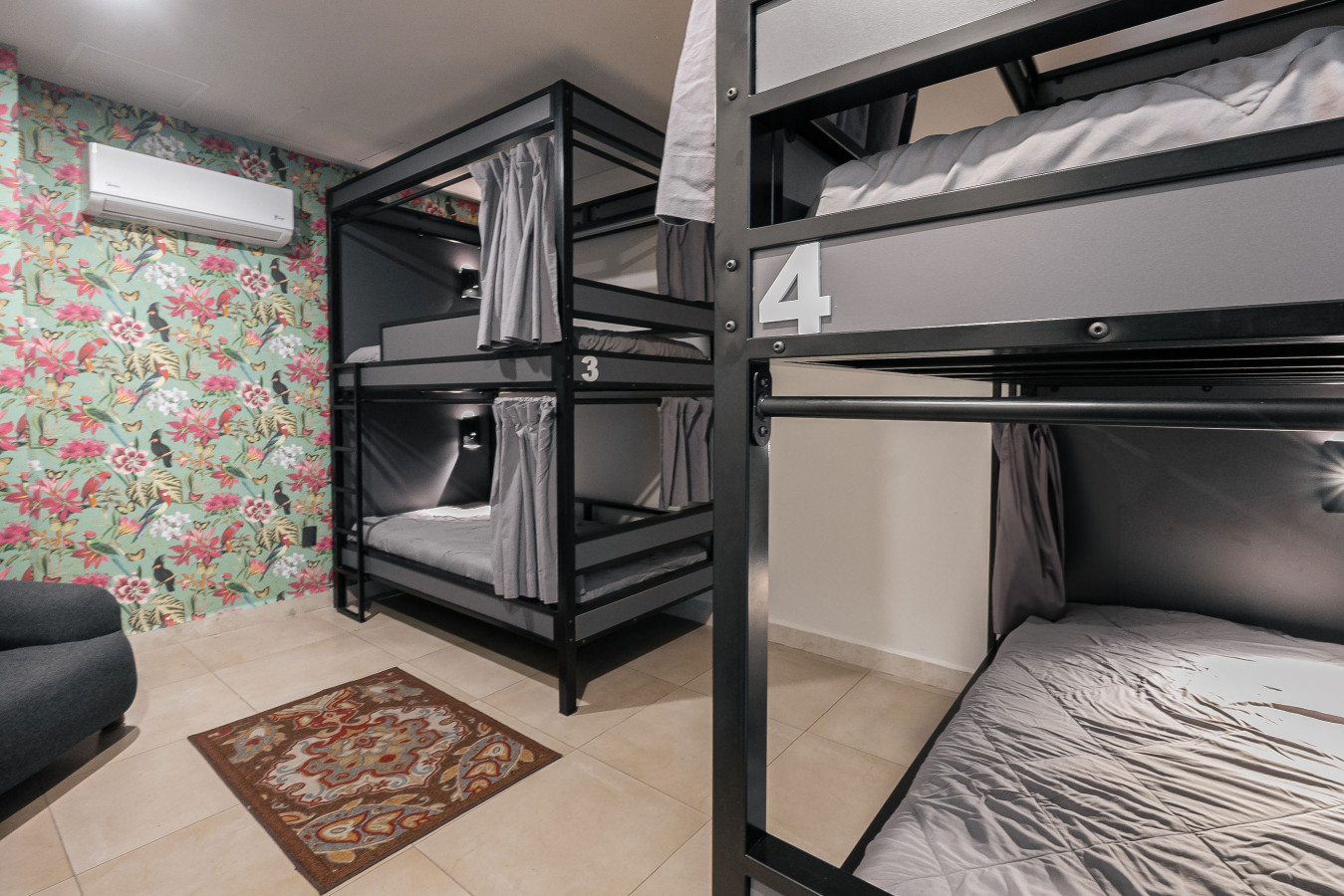 The Jungle Den – Shared Men's Dormitory 303 cama 6A top bed