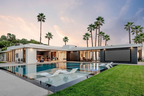 Live The Beverly Hills dream In This 50MM$ Mansion