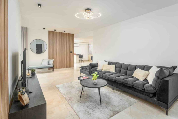 By Market • Wonderful Lightful 5BDR, Free Parking