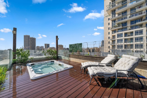 Penthouse near Machne Yehuda with Jacuzzi