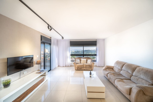 By Market Lovely Lightful 3BDR, Free Parking