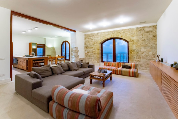 Luxurious Beachfront 2BR Apt with Balcony, Parking