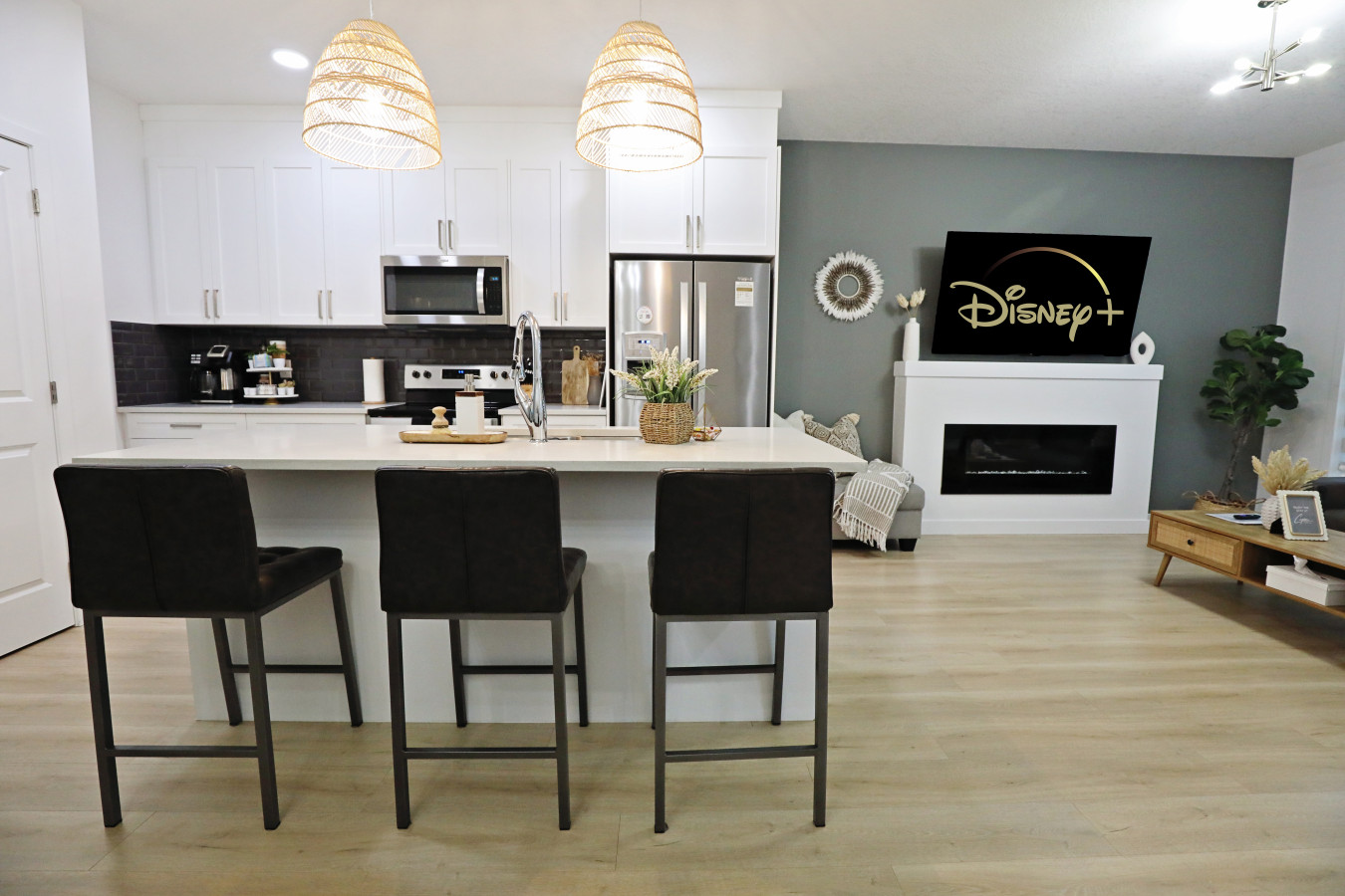 Chic Modern Home With Fireplace And Smart Tv - Stylish Family Retreat - Canada