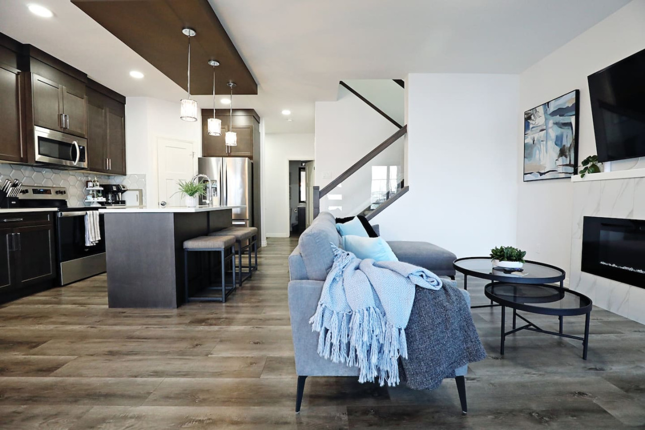Stylish Retreat With Fireplace And Fast Wifi - Charming Haven - Canada