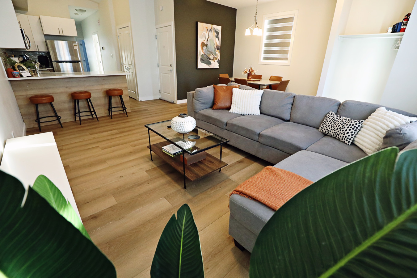 Stylish Downtown Escape With Double Car Garage - Chic Comfort Retreat - Kanada