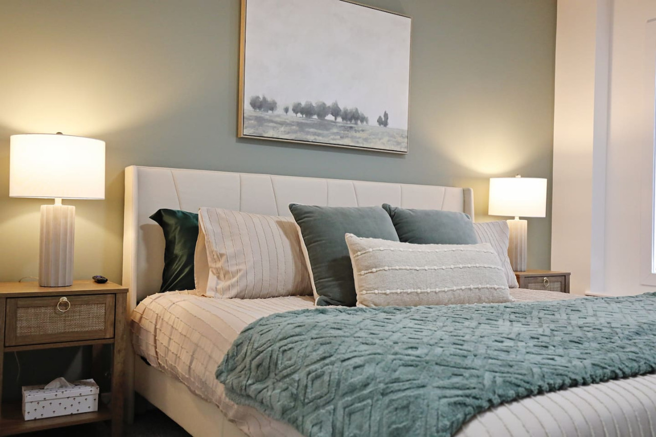 Spacious Haven With Modern Amenities - Charming Family Retreat - Canada