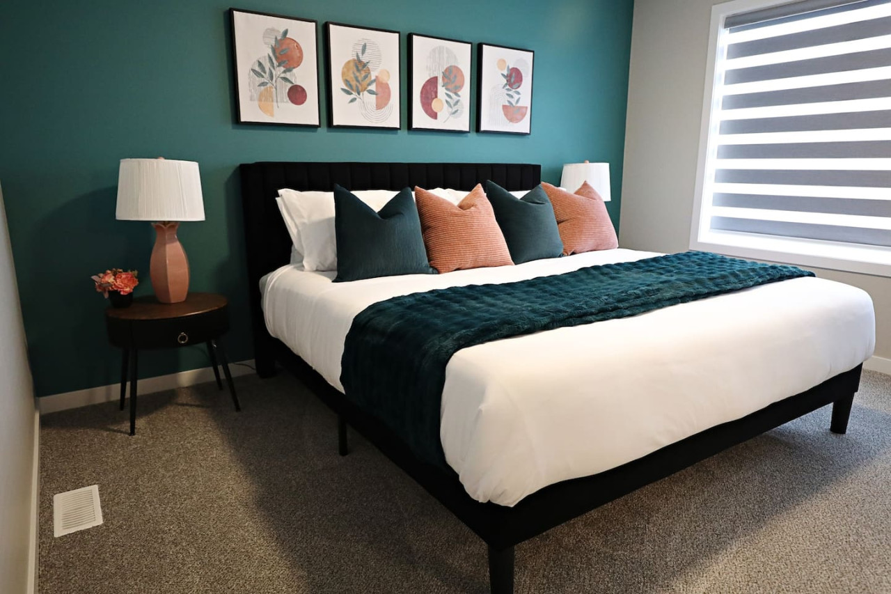 Stylish Escape With Modern Amenities - Cozy Family Haven - Canada