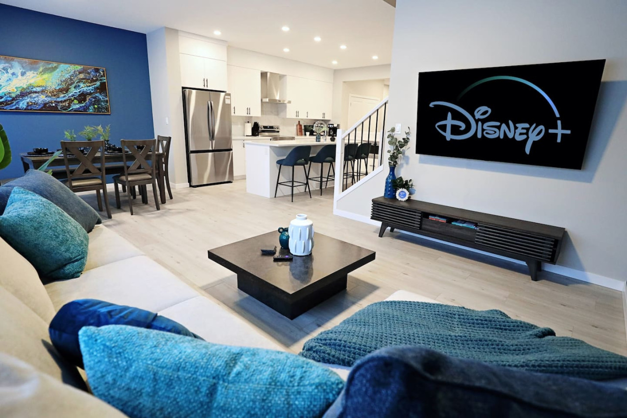 Stylish Escape With Two Fully Stocked Kitchens - Spacious Modern Haven - Canada