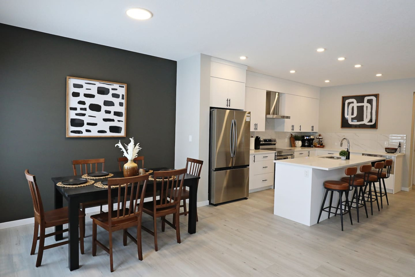 Stylish Escape With Modern Amenities - Charming Edgemont Retreat - Canadá