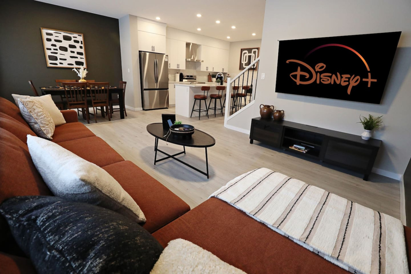 Spacious Haven With Modern Amenities - Stylish Family Retreat - Canada
