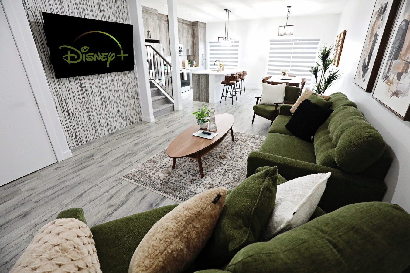 Spacious Fenced Yard And Modern Amenities - Inviting Family Haven - Canada