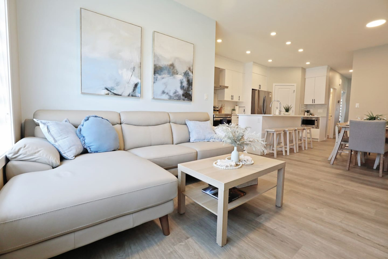 Spacious Haven With Double Garage And Smart Tvs - Stylish Retreat - Canada