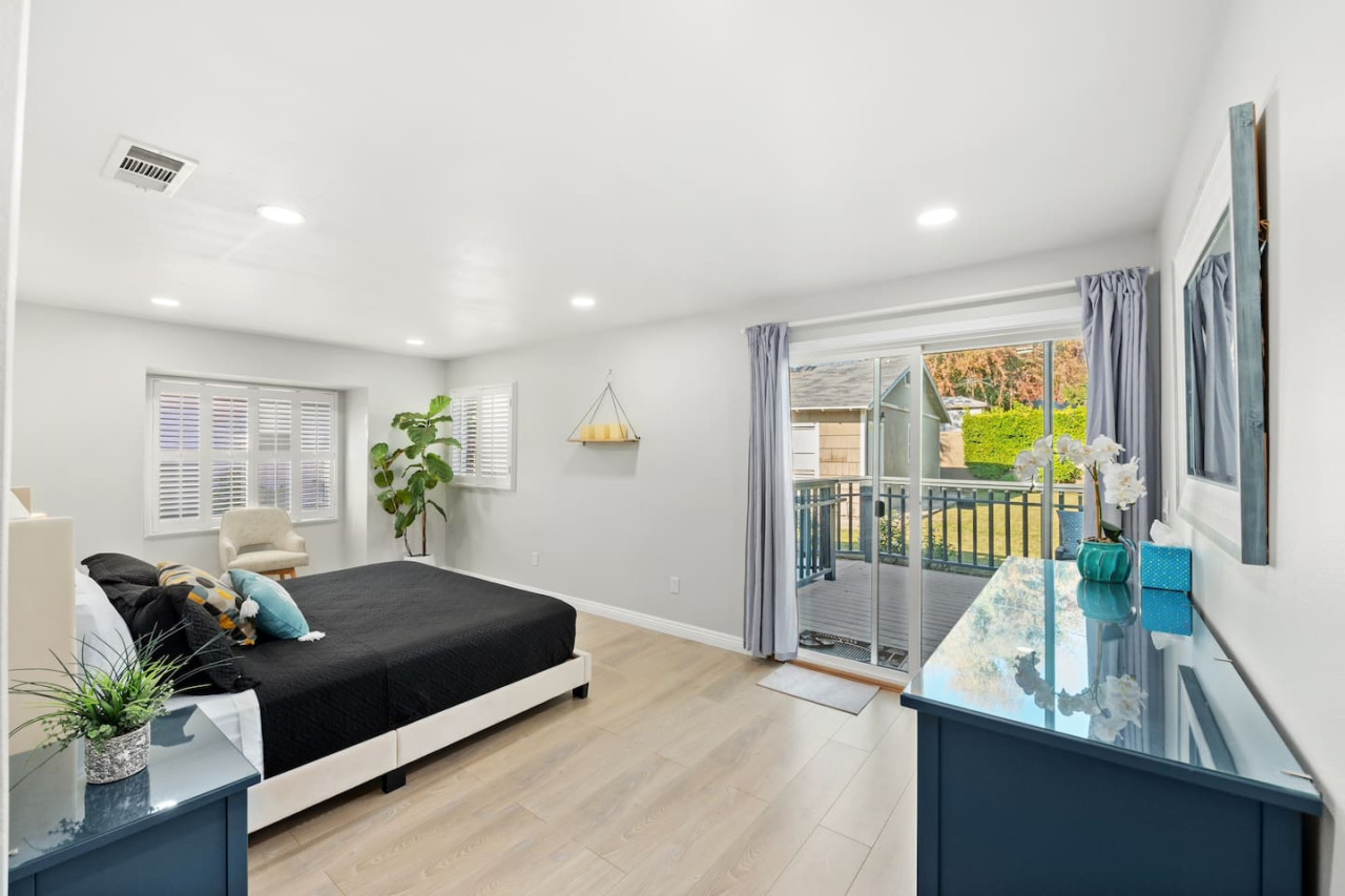 Spacious Yard And Modern Kitchen - Gorgeous Mountain View Haven - Pasadena