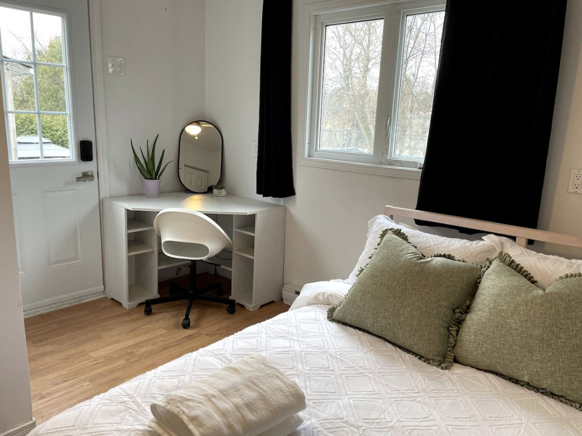 Cozy Kitchenette And Convenient Workspace - Charming City Retreat - Ottawa