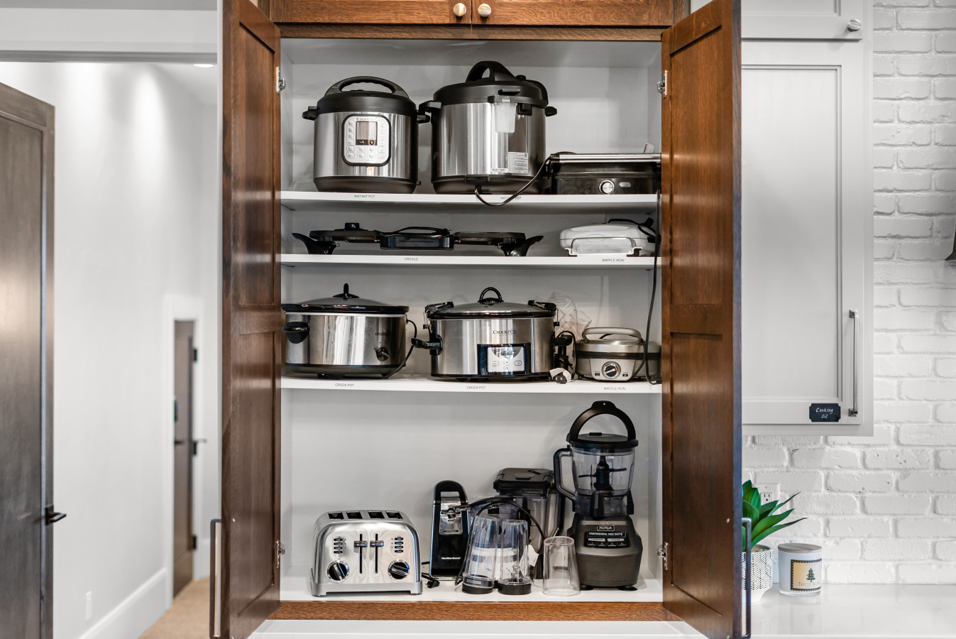 Designer, Fully Stocked Kitchen